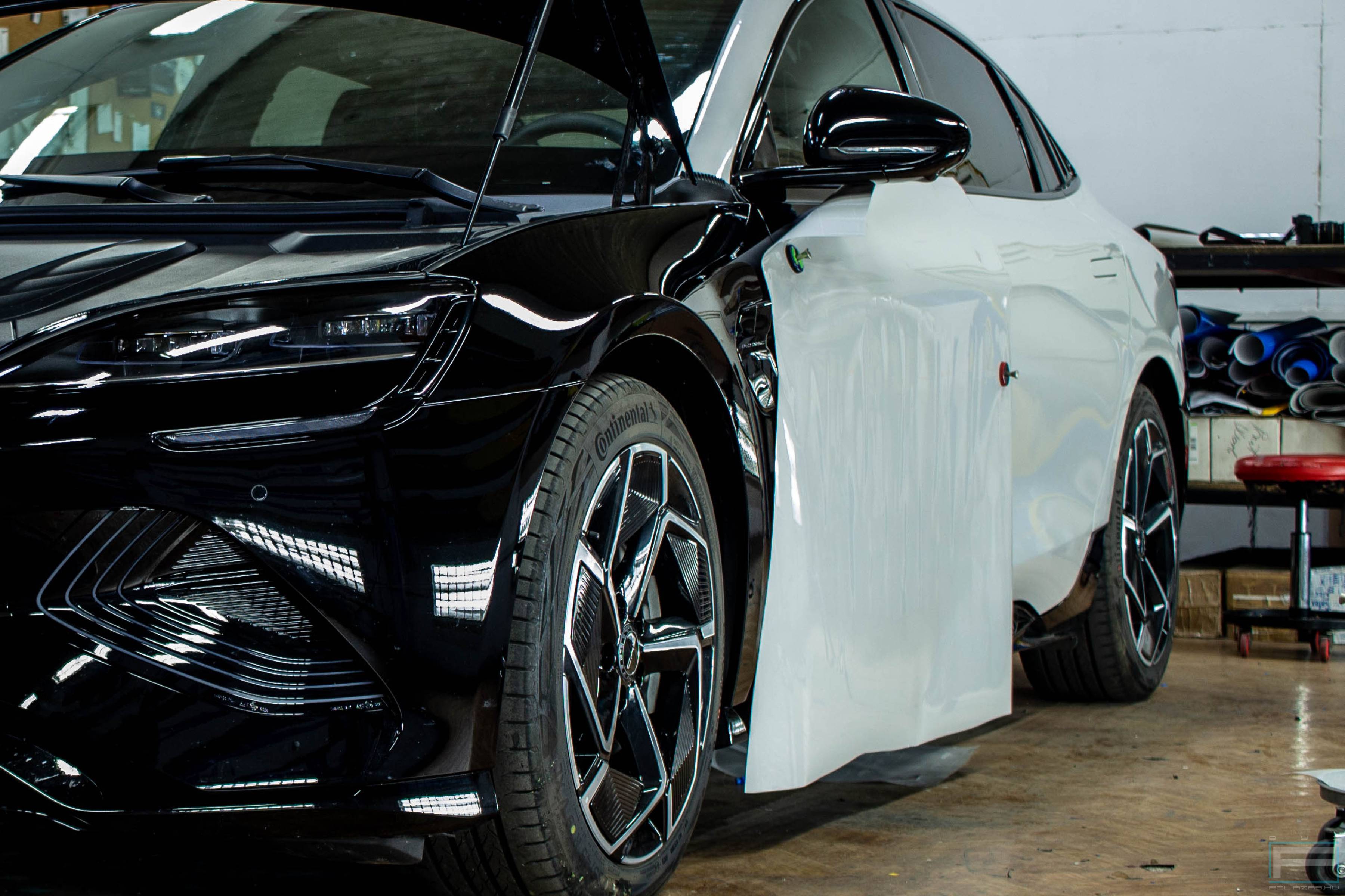 BYD fóliázás telepítése első ajtóra 1. illusztráció